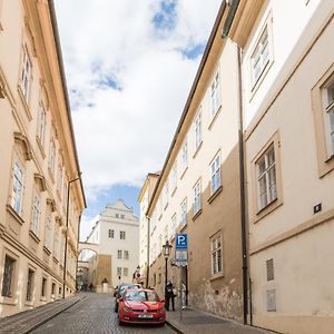 Apartment Thunovska 10